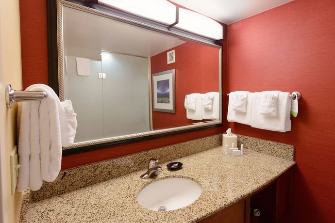 Imagen de la habitación del Hotel Courtyard By Marriott Canton. Foto 11