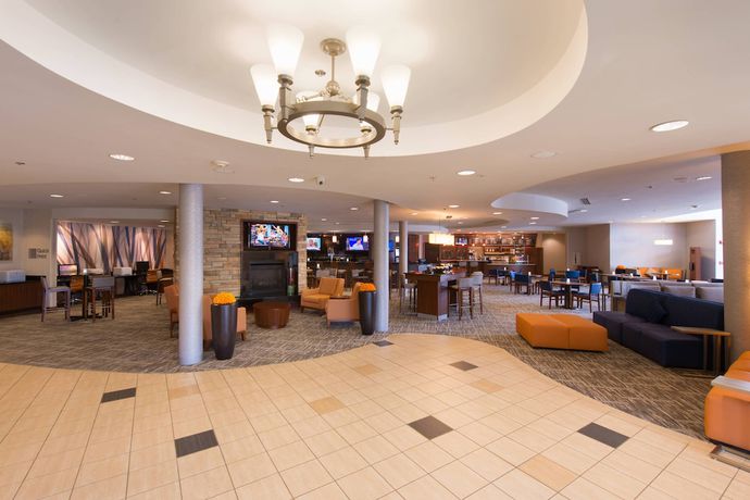 Imagen de los interiores del Hotel Courtyard By Marriott Canton. Foto 14