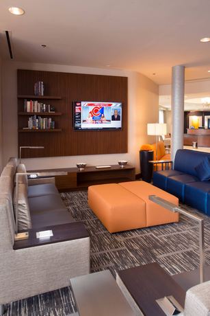 Imagen de los interiores del Hotel Courtyard By Marriott Canton. Foto 15