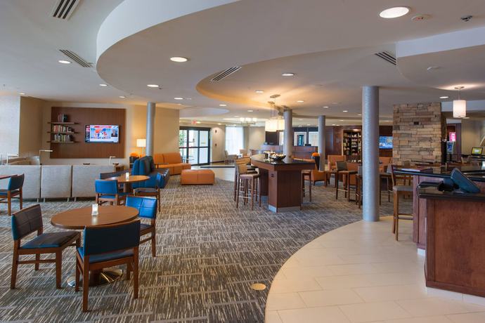 Imagen de los interiores del Hotel Courtyard By Marriott Canton. Foto 16
