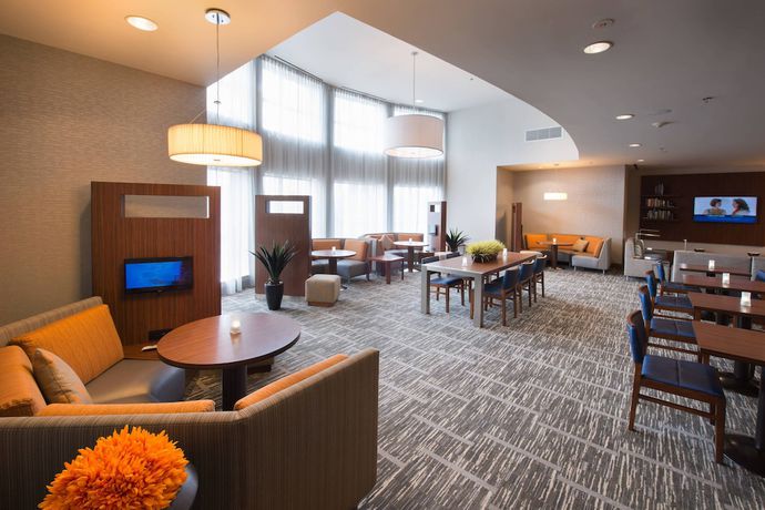 Imagen de los interiores del Hotel Courtyard By Marriott Canton. Foto 17