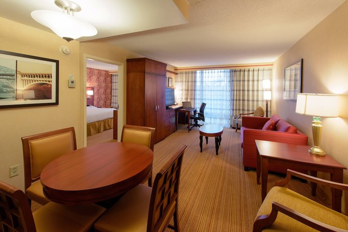 Imagen de la habitación del Hotel Courtyard By Marriott Canton. Foto 12