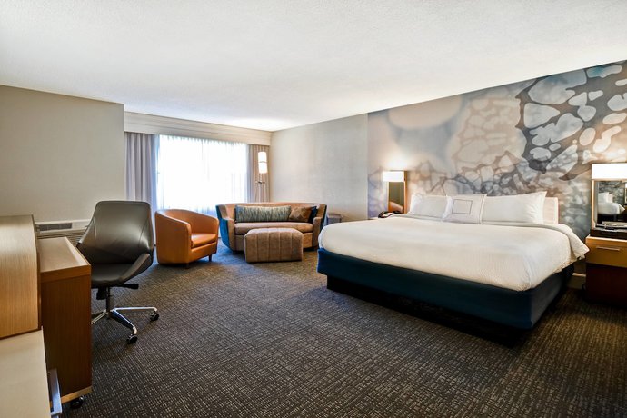 Imagen de la habitación del Hotel Courtyard By Marriott Cape Cod Hyannis. Foto 11