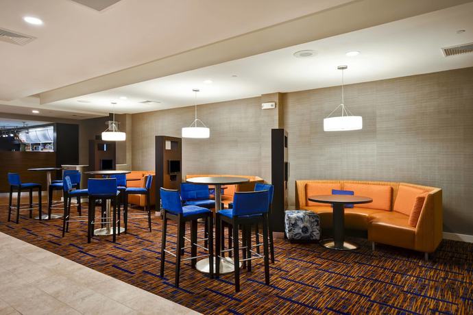 Imagen de los interiores del Hotel Courtyard By Marriott Cape Cod Hyannis. Foto 16