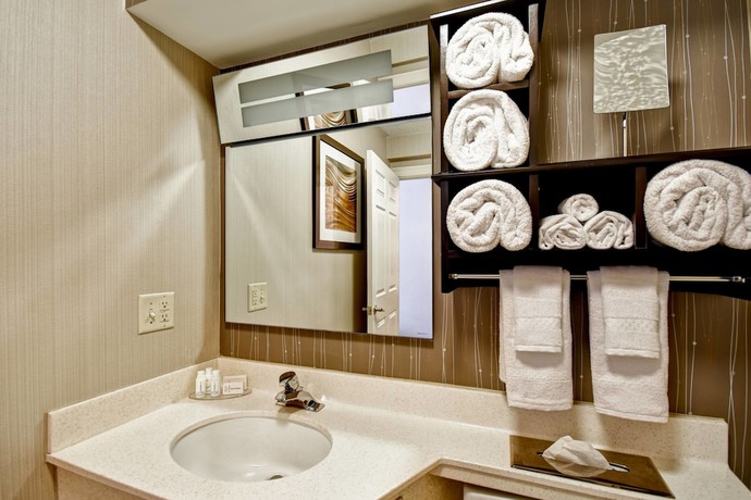 Imagen de la habitación del Hotel Courtyard By Marriott Cape Cod Hyannis. Foto 13
