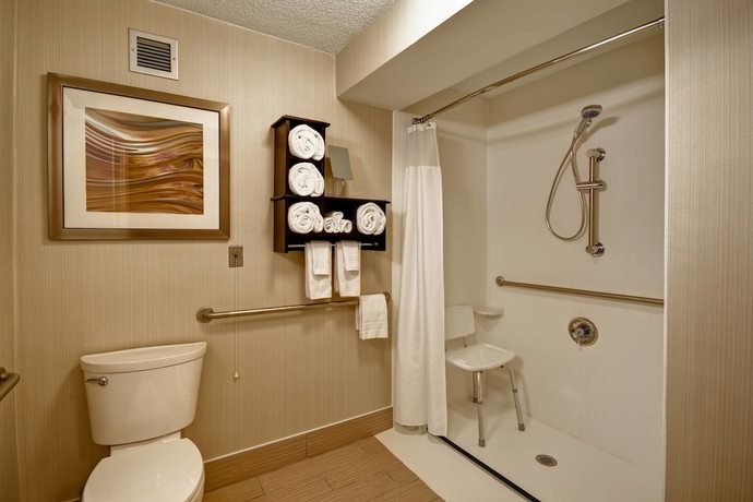 Imagen de la habitación del Hotel Courtyard By Marriott Cape Cod Hyannis. Foto 14