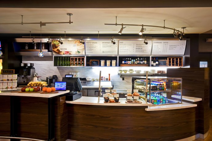 Imagen del bar/restaurante del Hotel Courtyard By Marriott Cape Cod Hyannis. Foto 5