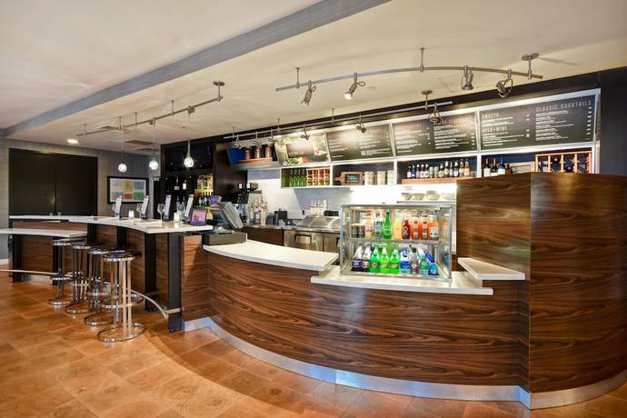 Imagen del bar/restaurante del Hotel Courtyard By Marriott Cape Cod Hyannis. Foto 6