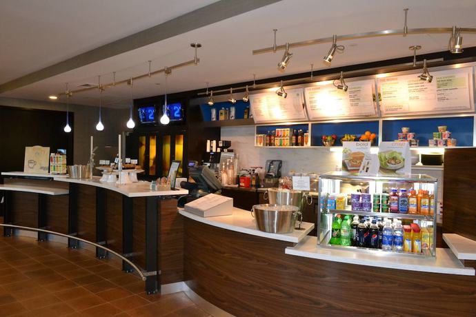 Imagen del bar/restaurante del Hotel Courtyard By Marriott Cape Cod Hyannis. Foto 7