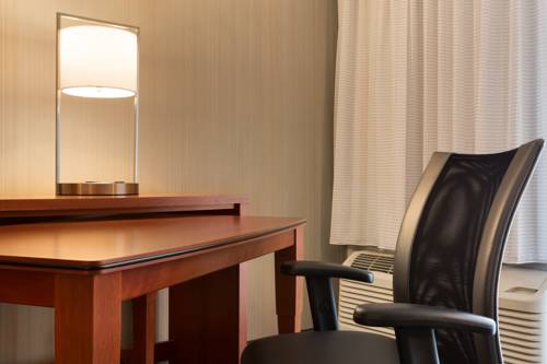 Imagen de la habitación del Hotel Courtyard By Marriott Champaign. Foto 2