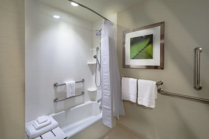 Imagen de la habitación del Hotel Courtyard By Marriott Charleston Downtown/civic Ce. Foto 9