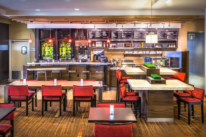 Imagen del bar/restaurante del Hotel Courtyard By Marriott Charleston Downtown/civic Ce. Foto 3