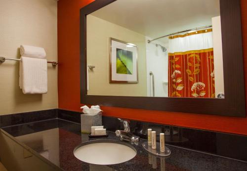 Imagen de la habitación del Hotel Courtyard By Marriott Charlotte Airport/billy Graham Parkway. Foto 5