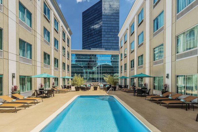 Imagen de la piscina del Hotel Courtyard By Marriott Charlotte City Center. Foto 20