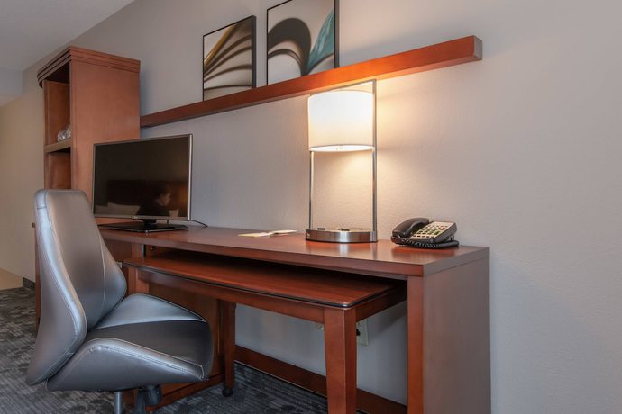 Imagen de la habitación del Hotel Courtyard By Marriott Charlotte Lake Norman. Foto 8