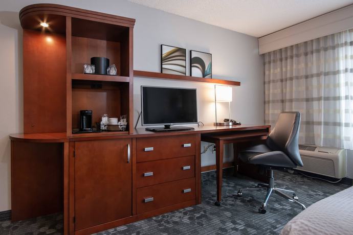Imagen de la habitación del Hotel Courtyard By Marriott Charlotte Lake Norman. Foto 9