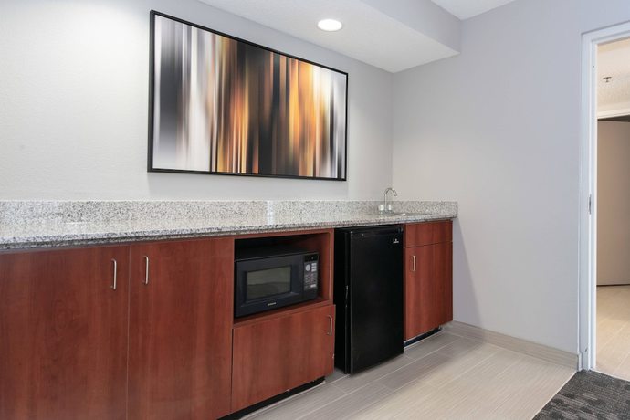 Imagen de la habitación del Hotel Courtyard By Marriott Charlotte Lake Norman. Foto 11