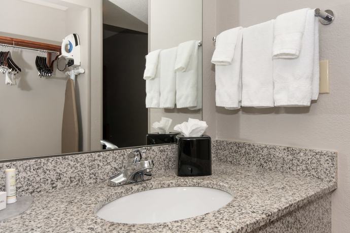 Imagen de la habitación del Hotel Courtyard By Marriott Charlotte Lake Norman. Foto 14