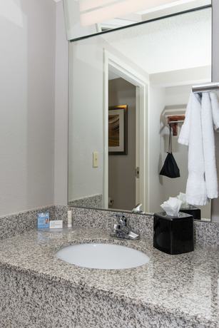 Imagen de la habitación del Hotel Courtyard By Marriott Charlotte Lake Norman. Foto 15