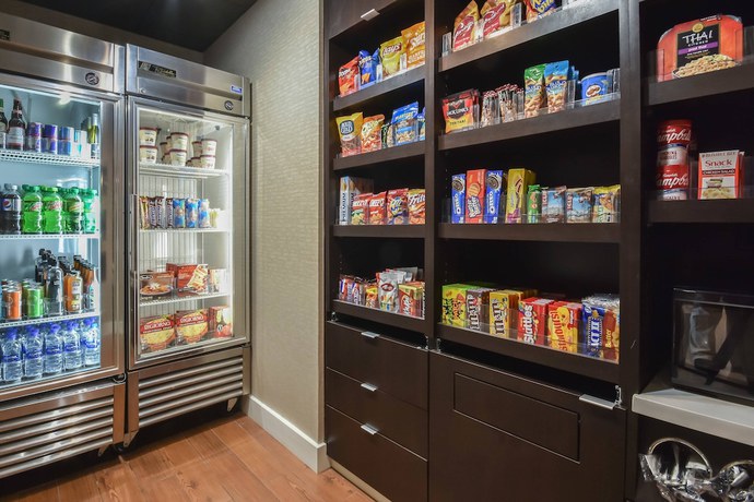 Imagen de los interiores del Hotel Courtyard By Marriott Charlotte Lake Norman. Foto 19