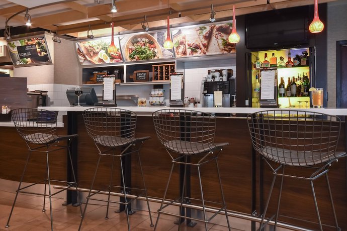 Imagen del bar/restaurante del Hotel Courtyard By Marriott Charlotte Lake Norman. Foto 6