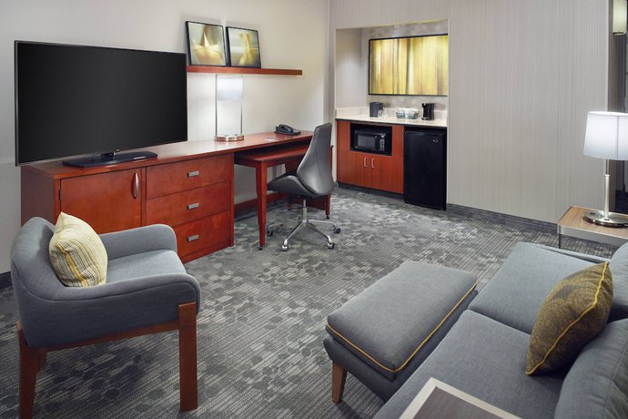 Imagen de la habitación del Hotel Courtyard By Marriott Charlotte Southpark. Foto 6