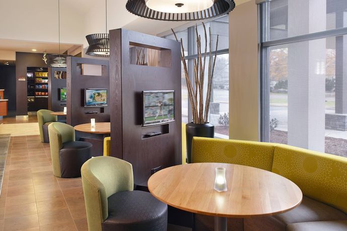 Imagen de los interiores del Hotel Courtyard By Marriott Charlotte Southpark. Foto 17