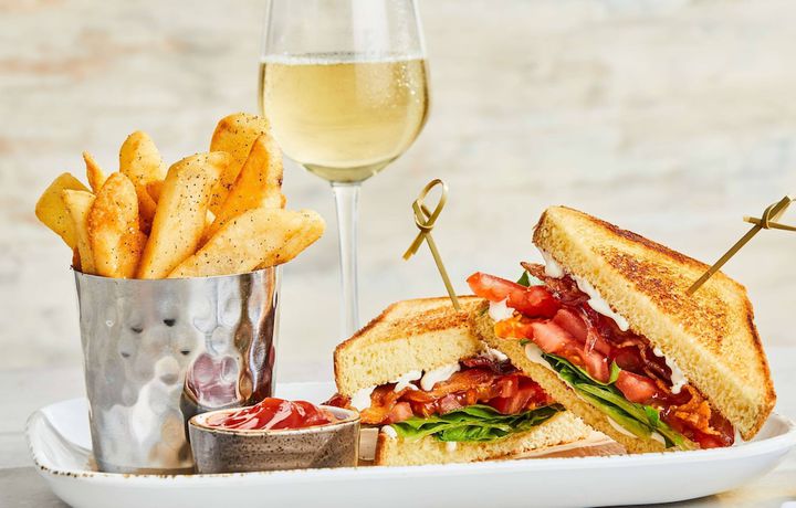 Imagen del bar/restaurante del Hotel Courtyard By Marriott Charlotte Southpark. Foto 3