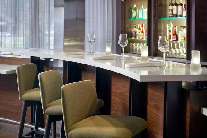 Imagen del bar/restaurante del Hotel Courtyard By Marriott Charlotte Southpark. Foto 5