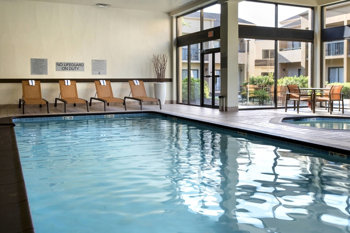 Imagen de la piscina del Hotel Courtyard By Marriott Charlottesville. Foto 19