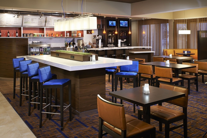 Imagen del bar/restaurante del Hotel Courtyard By Marriott Chicago Arlington Heights / South. Foto 2