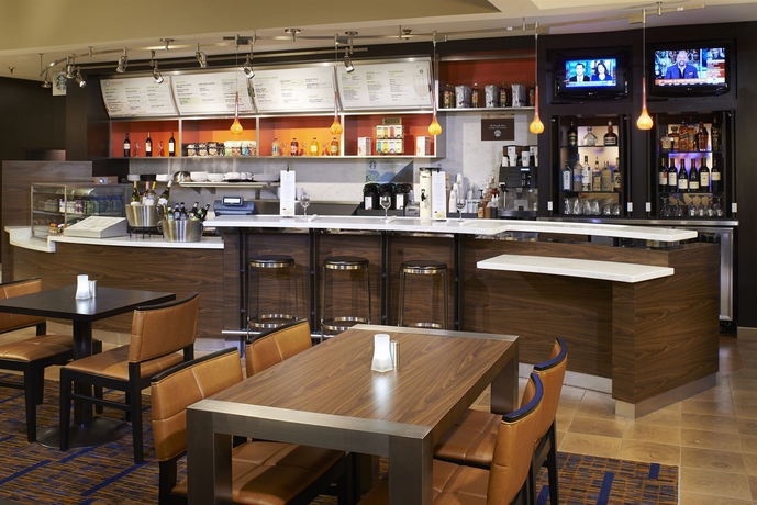 Imagen del bar/restaurante del Hotel Courtyard By Marriott Chicago Arlington Heights / South. Foto 3