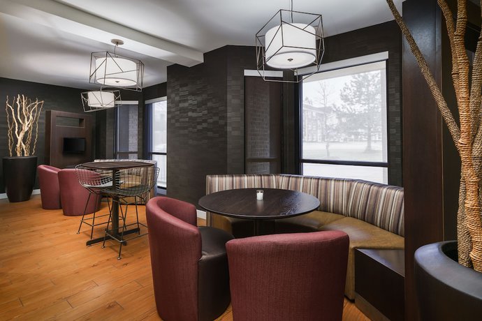 Imagen de los interiores del Hotel Courtyard By Marriott Chicago Bloomingdale. Foto 17