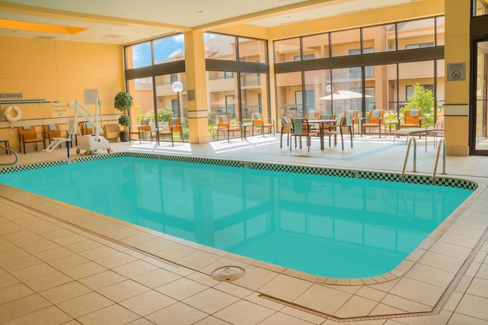 Imagen de la piscina del Hotel Courtyard By Marriott Chicago Deerfield. Foto 15