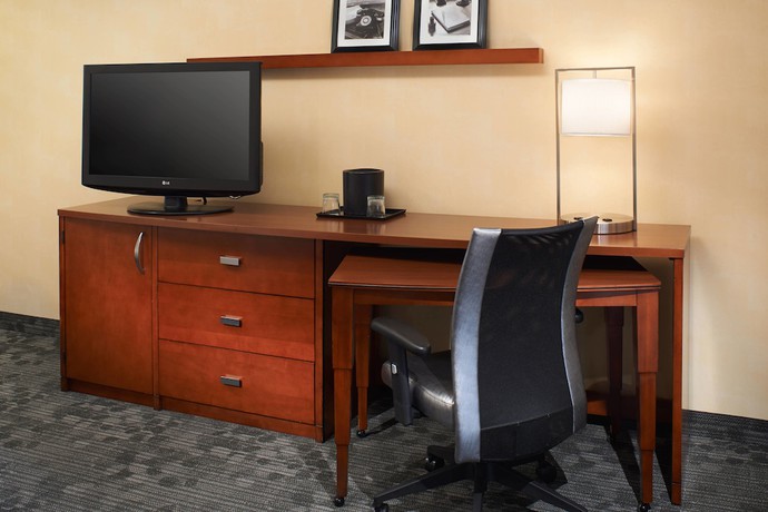 Imagen de la habitación del Hotel Courtyard By Marriott Chicago Deerfield. Foto 6