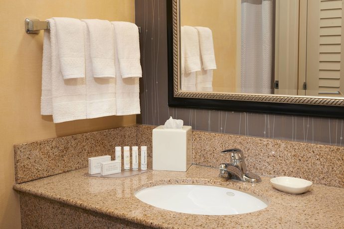 Imagen de la habitación del Hotel Courtyard By Marriott Chicago Deerfield. Foto 8