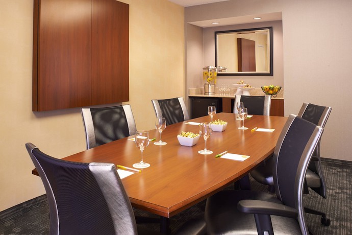 Imagen de los interiores del Hotel Courtyard By Marriott Chicago Deerfield. Foto 13