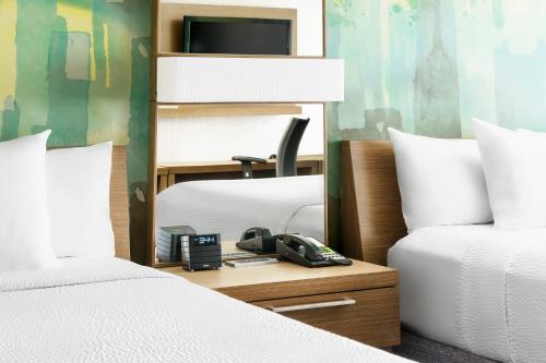 Imagen de la habitación del Hotel Courtyard By Marriott Chicago Magnificent Mile. Foto 12