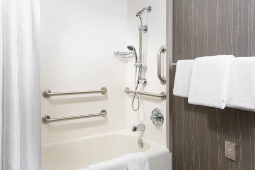 Imagen de la habitación del Hotel Courtyard By Marriott Chicago Magnificent Mile. Foto 15