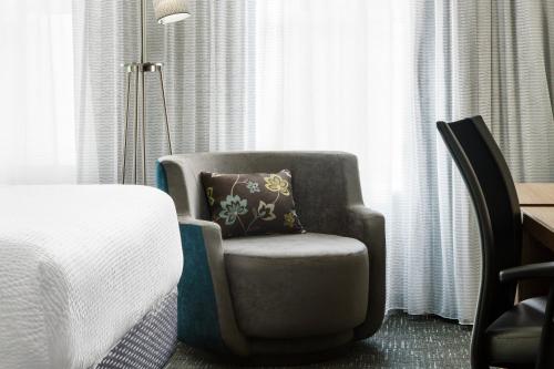 Imagen de la habitación del Hotel Courtyard By Marriott Chicago Magnificent Mile. Foto 18