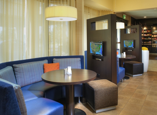 Imagen de los interiores del Hotel Courtyard By Marriott Chicago Naperville. Foto 8