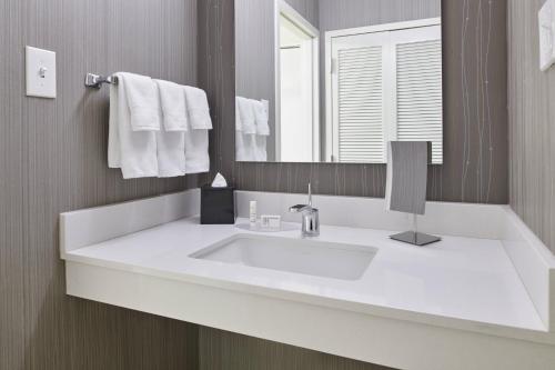 Imagen de la habitación del Hotel Courtyard By Marriott Chicago Oakbrook Terrace. Foto 20
