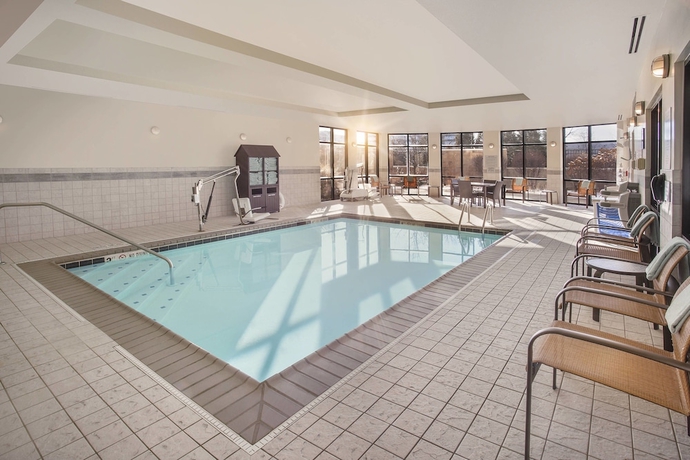 Imagen de la piscina del Hotel Courtyard By Marriott Chicago Schaumburg/woodfield Mall. Foto 19