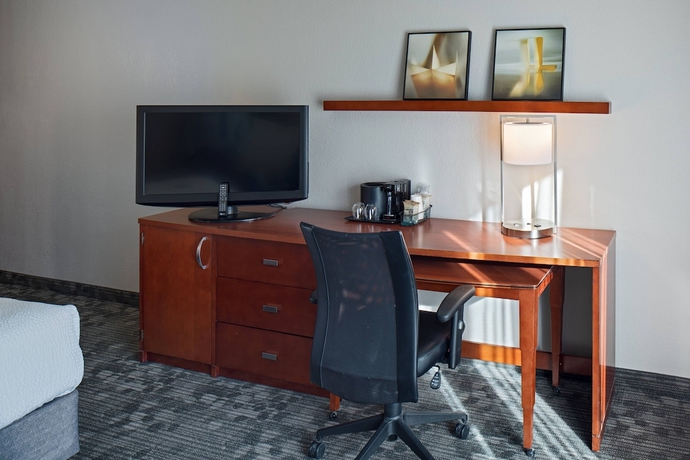Imagen de la habitación del Hotel Courtyard By Marriott Cincinnati Blue Ash. Foto 3