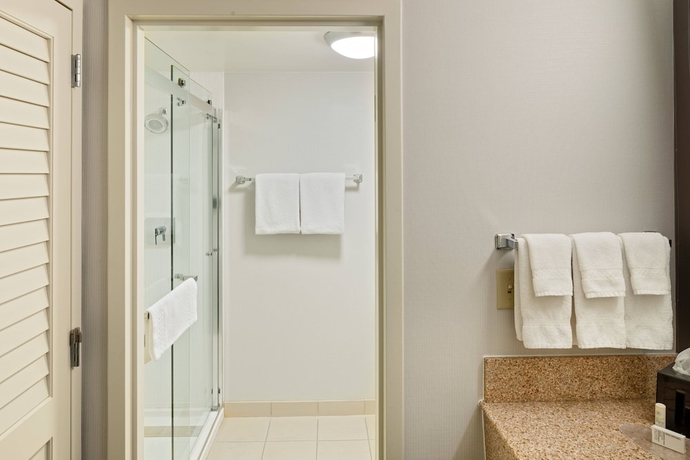 Imagen de la habitación del Hotel Courtyard By Marriott Cincinnati Blue Ash. Foto 7