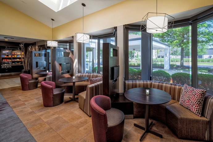 Imagen de los interiores del Hotel Courtyard By Marriott Cincinnati Blue Ash. Foto 18