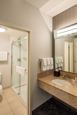 Imagen de la habitación del Hotel Courtyard By Marriott Cincinnati Blue Ash. Foto 11