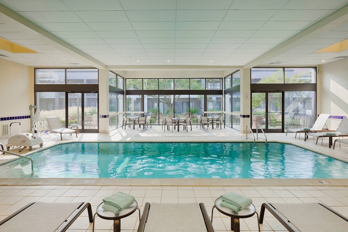 Imagen de la piscina del Hotel Courtyard By Marriott Cincinnati Blue Ash. Foto 19