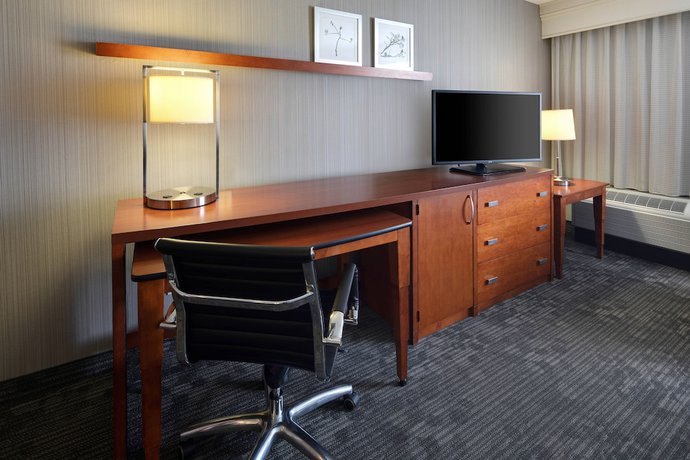 Imagen de la habitación del Hotel Courtyard By Marriott Cleveland Beachwood. Foto 8