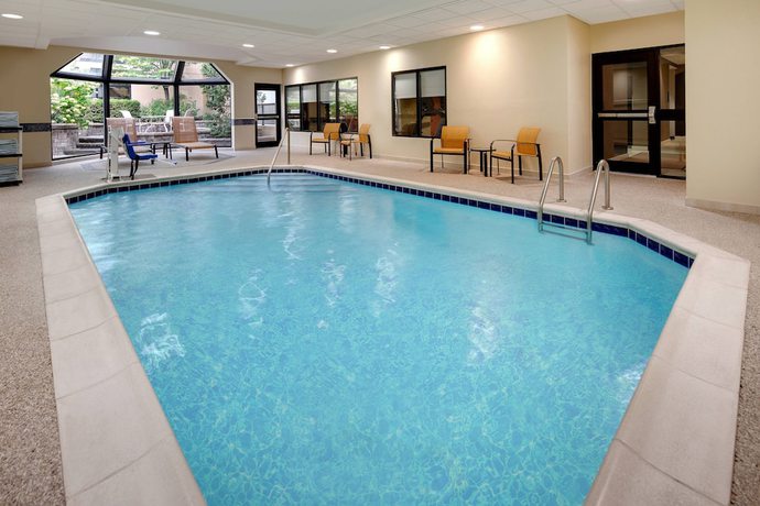Imagen de la piscina del Hotel Courtyard By Marriott Cleveland Beachwood. Foto 20